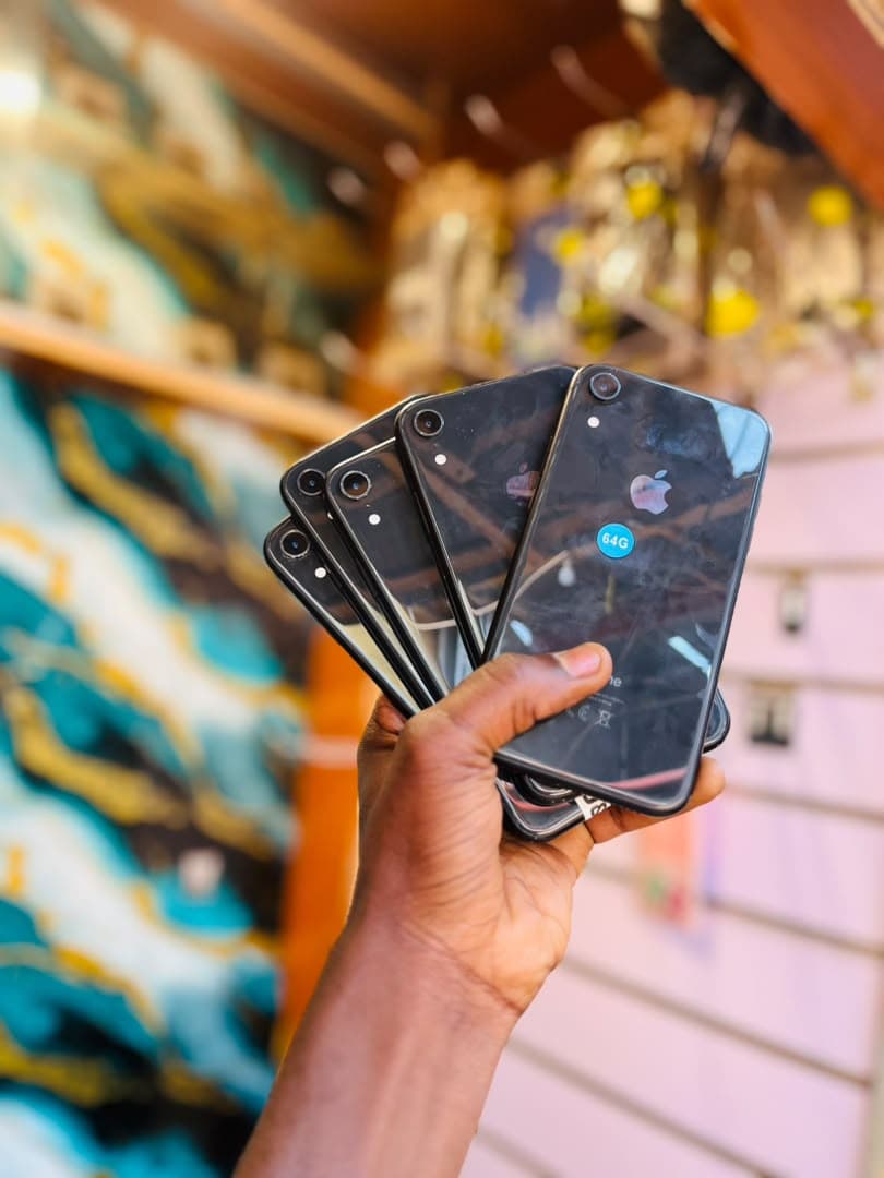 iPhone XR noir 64 Go